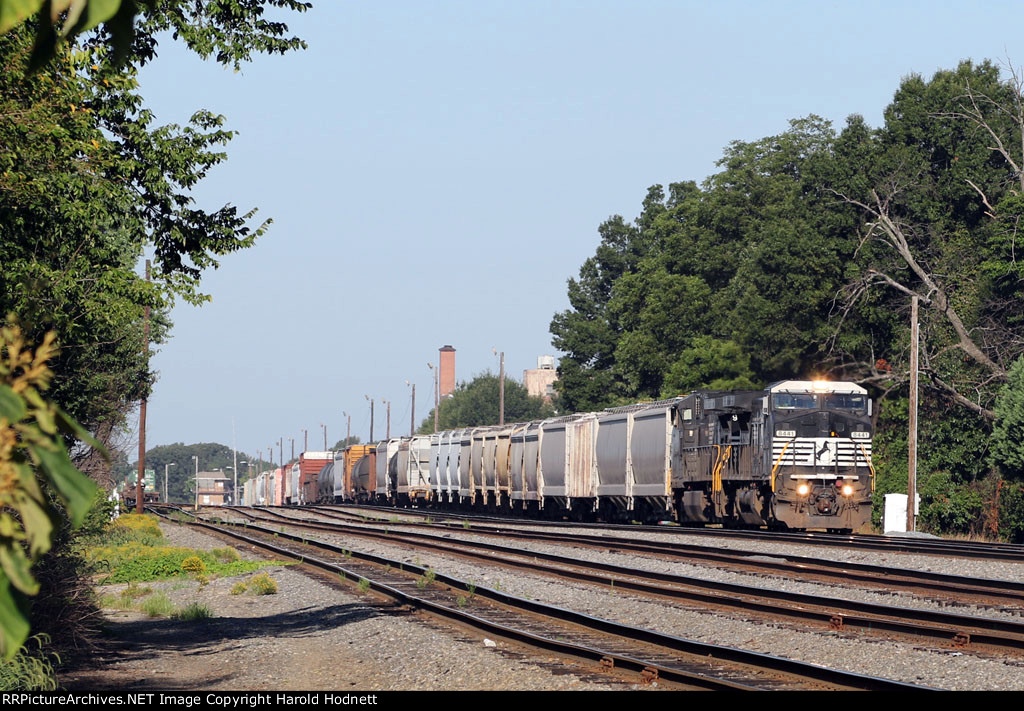 NS 8441 leads train 158 northbound